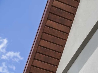 Софит металлический центральная перфорация 0,5 Quarzit lite с пленкой RR 32 темно-коричневый 3 - в «Монолит-Металлопрокат».