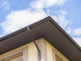 Софит металлический центральная перфорация 0,5 Rooftop Matte с пленкой RR 32 темно-коричневый 1 - в «Монолит-Металлопрокат».