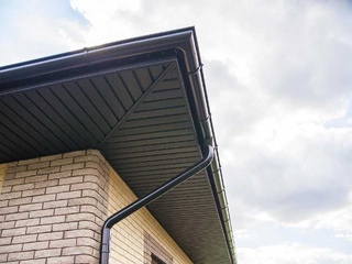 Софит металлический центральная перфорация 0,5 Rooftop Matte с пленкой RR 32 темно-коричневый 2 - в «Монолит-Металлопрокат».