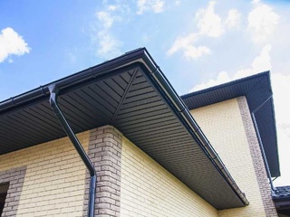 Софит металлический центральная перфорация 0,5 Rooftop Matte с пленкой RR 32 темно-коричневый 3 - в «Монолит-Металлопрокат».